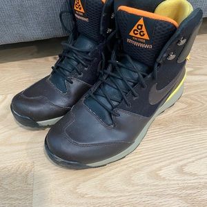Nike hiking tennis shoe boot